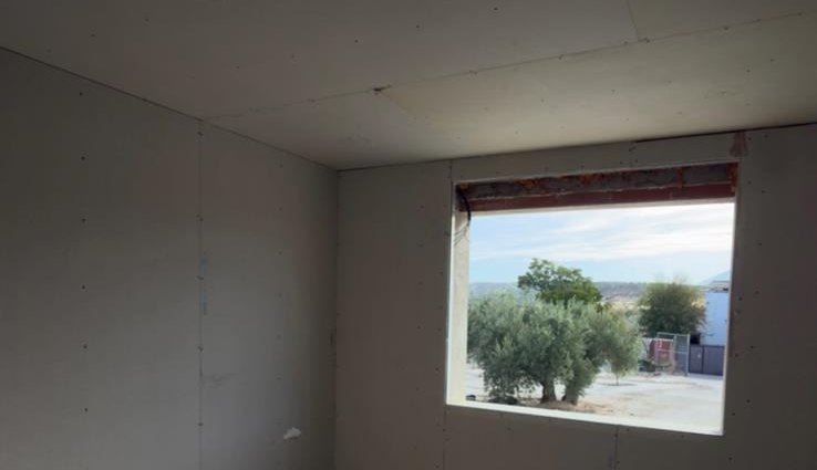 La misma habitación con las paredes y el techo ya cerrados en placa de pladur