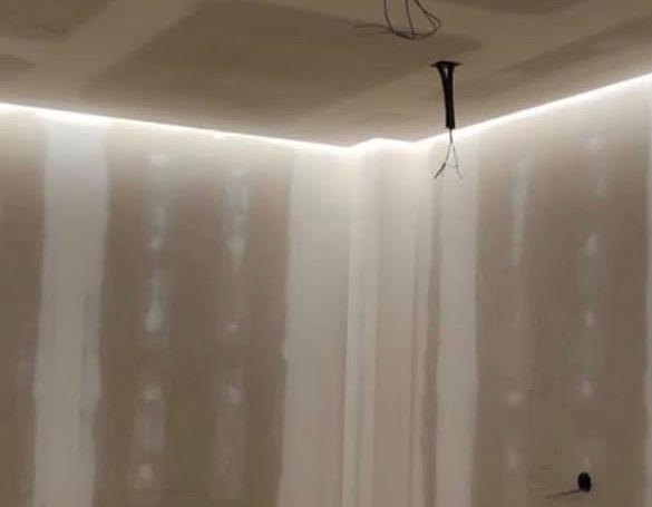 Foseado de pladur con la tira LED encendida y las juntas ya pasadas, antes de pintar