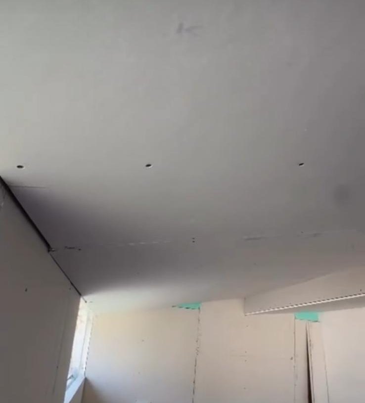 Habitación con el falso techo de pladur ya atornillado, antes de tratar las juntas